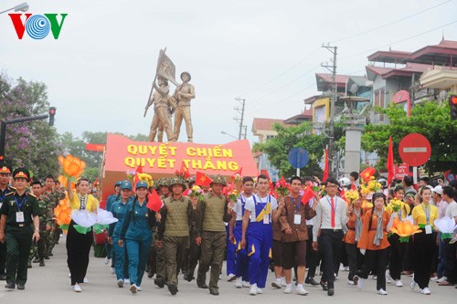 L'imposante parade militaire célébrant les 60 ans de la victoire de Dien Bien Phu - ảnh 11